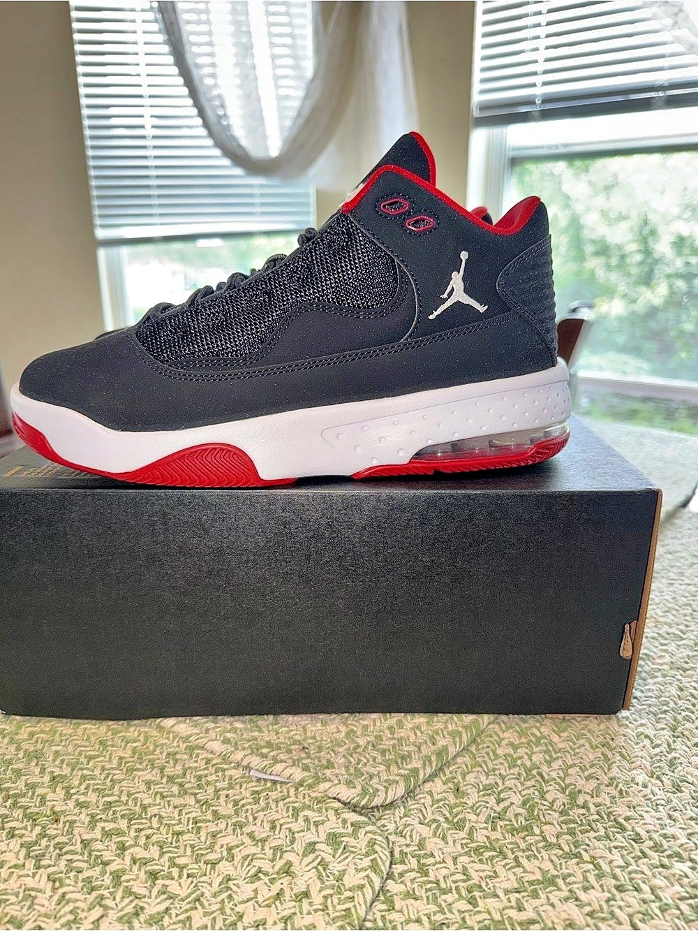 Jordan Max Aura 2 (GS) ) Sneakers in Black & Red kids US 6Y new/box no lid!!
